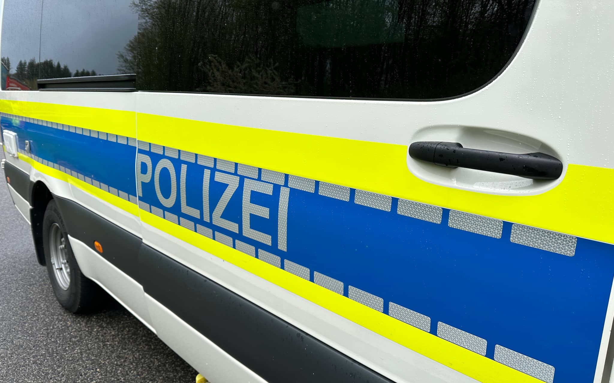 Stöcke von Fußgängerbrücke geworfen
