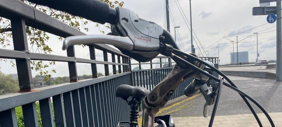 Fahrrad lehnt an Brückengeländer