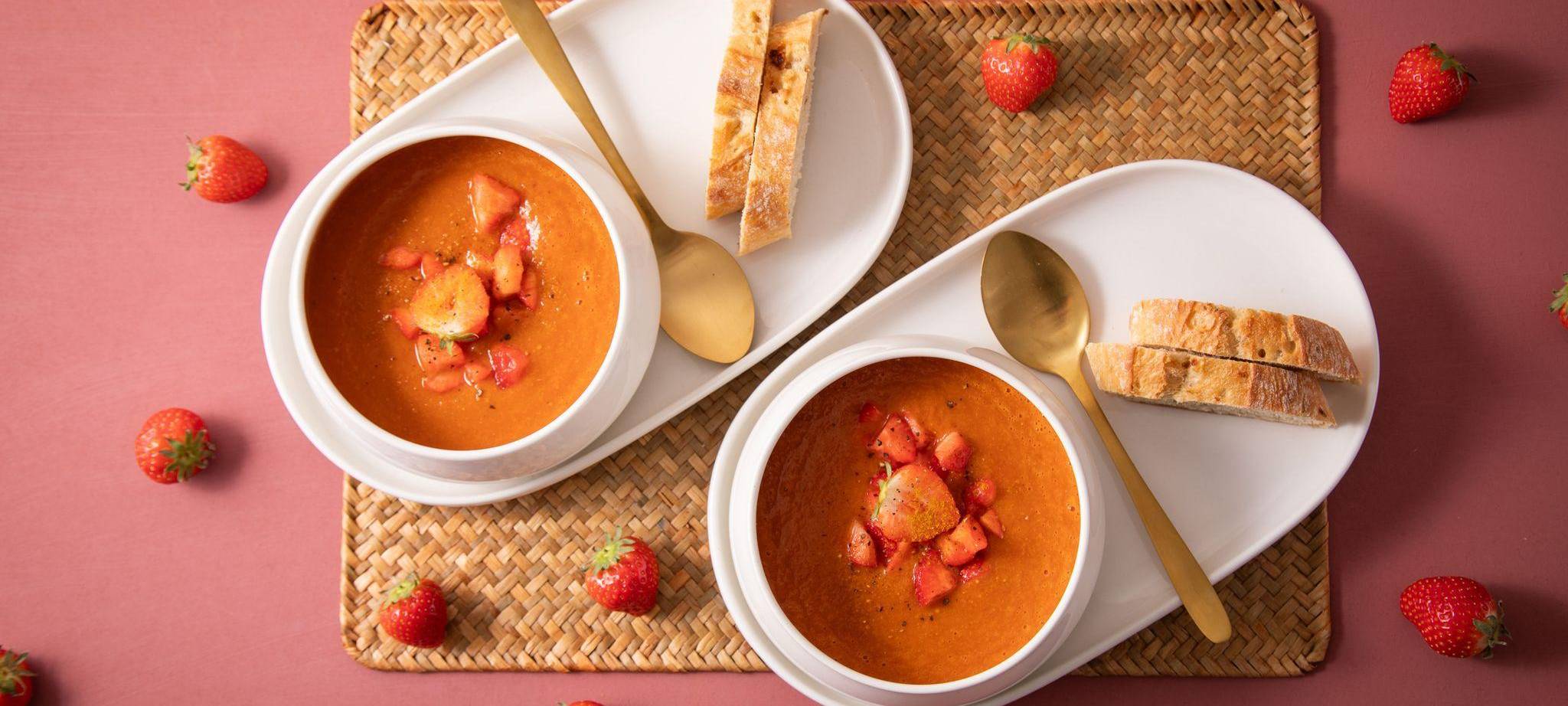 Erdbeer-Tomaten-Suppe mit Curry und Baguette
