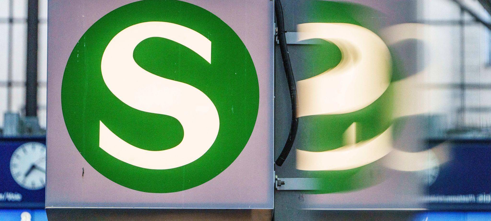 S-Bahn-Symbol spiegelt sich in einer Scheibe