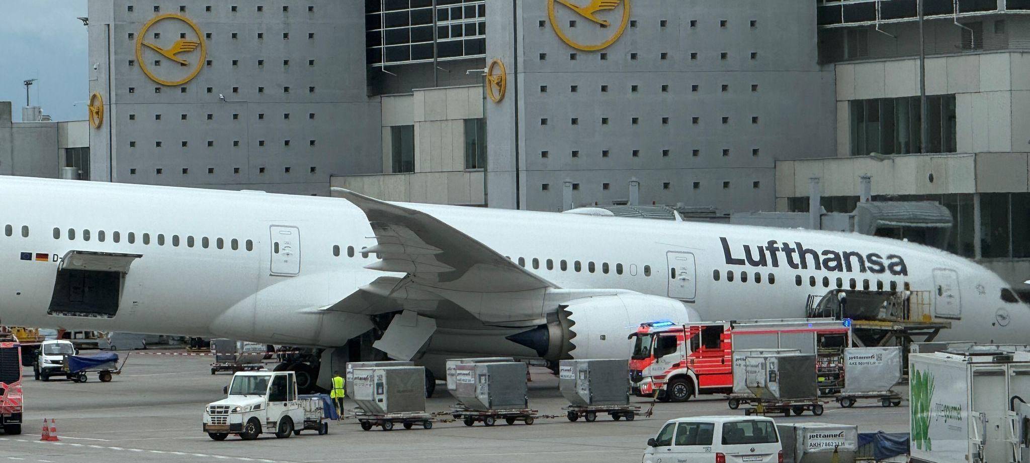 Flughafen Frankfurt - Dreamliner Fahrwerk knickt ein