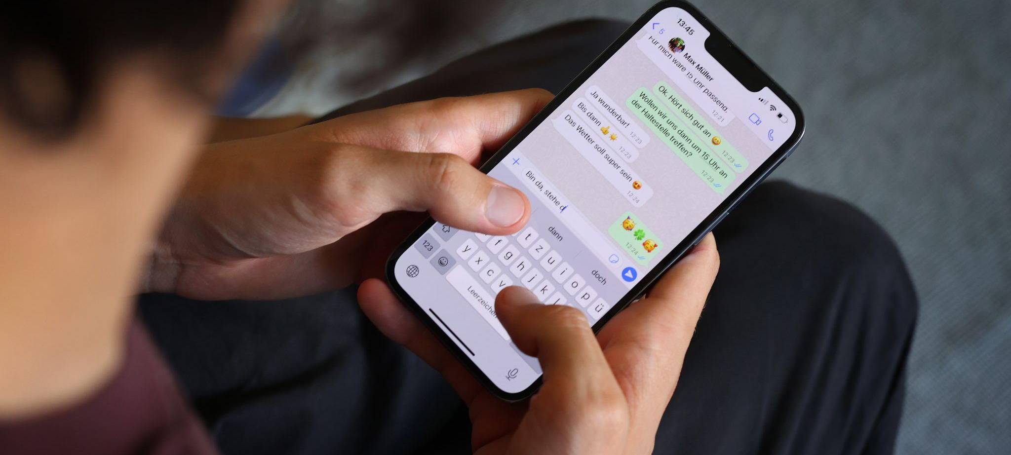 Jugendlicher schreibt eine WhatsApp-Nachricht