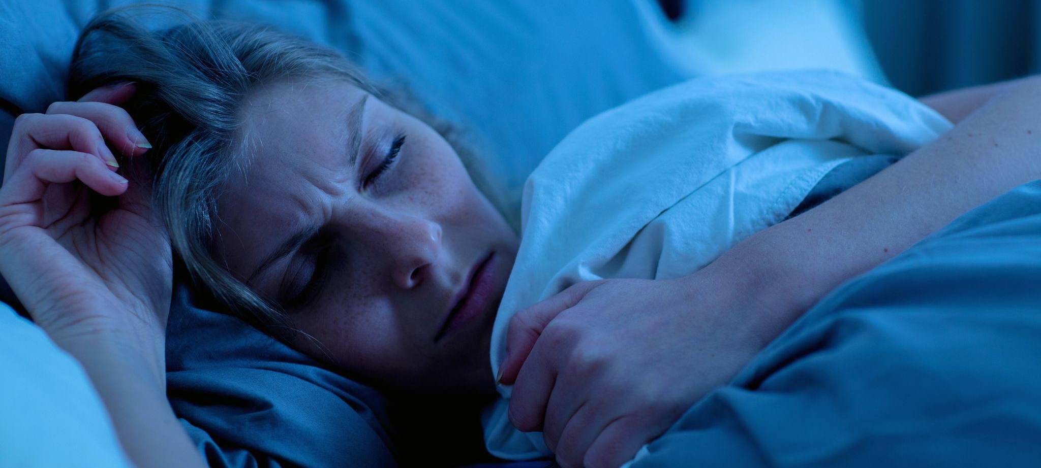 Frau schläft in einem Bett