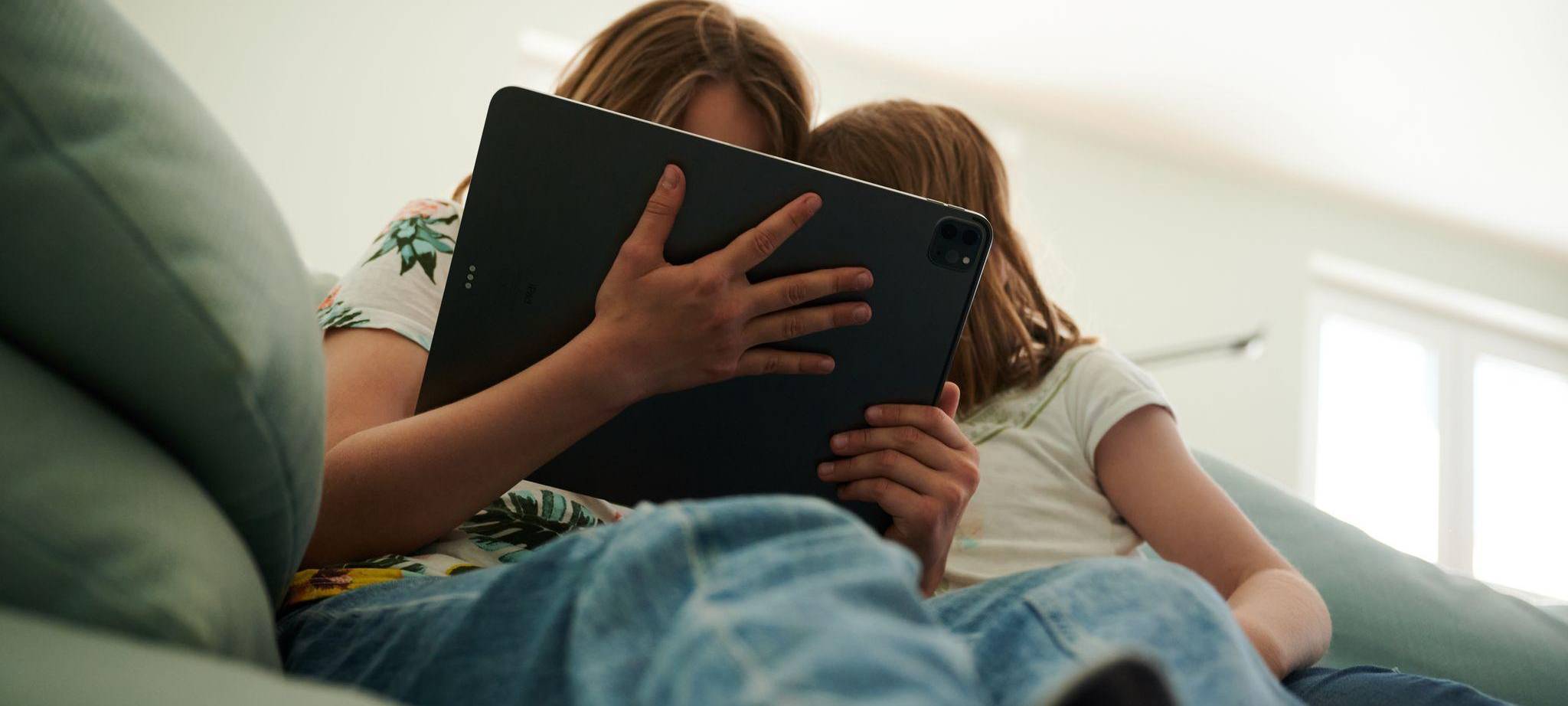Kinder mit Tablet