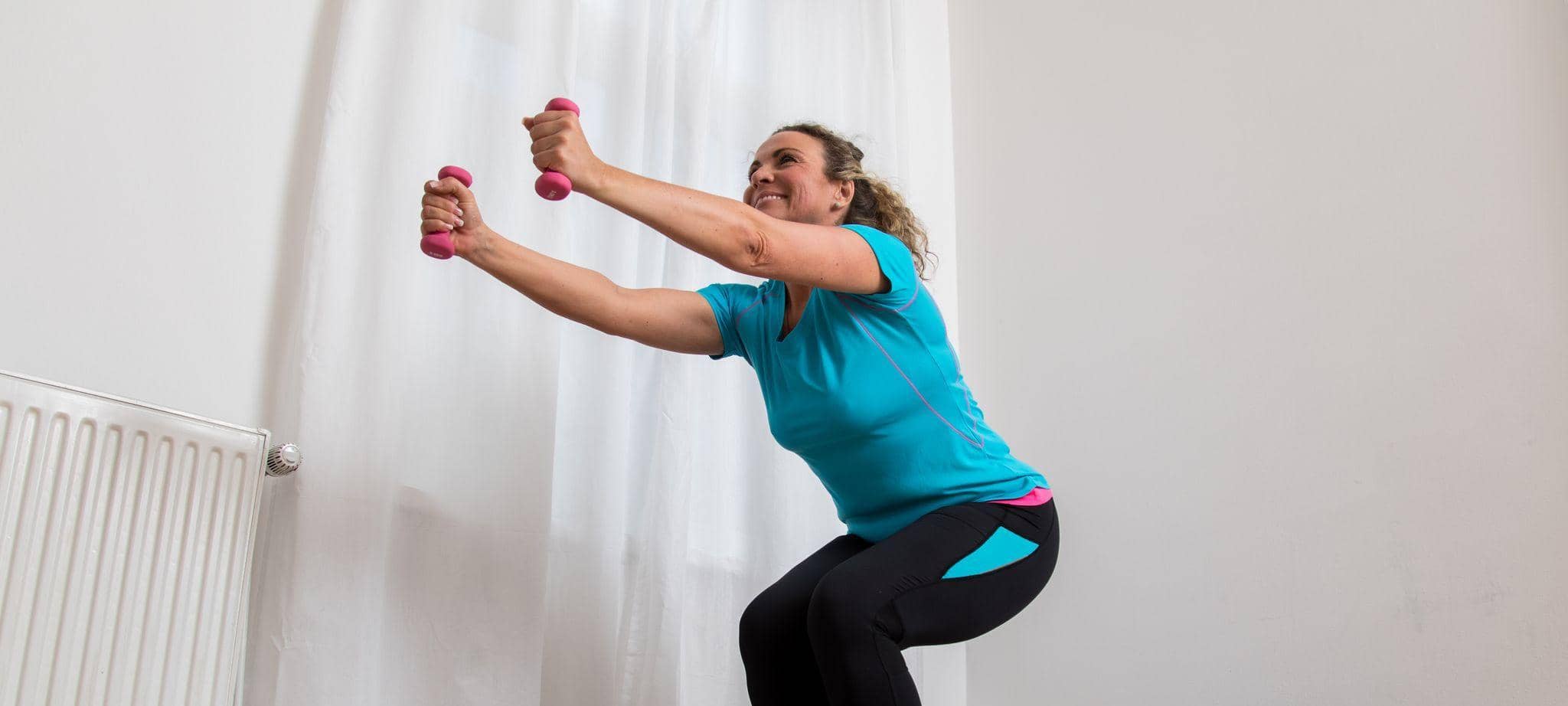 Eine Frau macht zuhause Sportübungen
