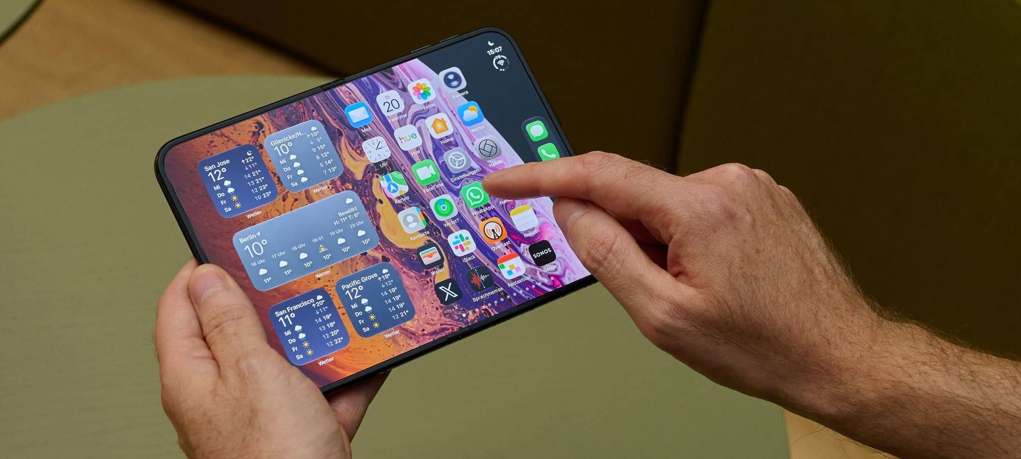 Ein Mann hält das iPhone Duo in den Händen