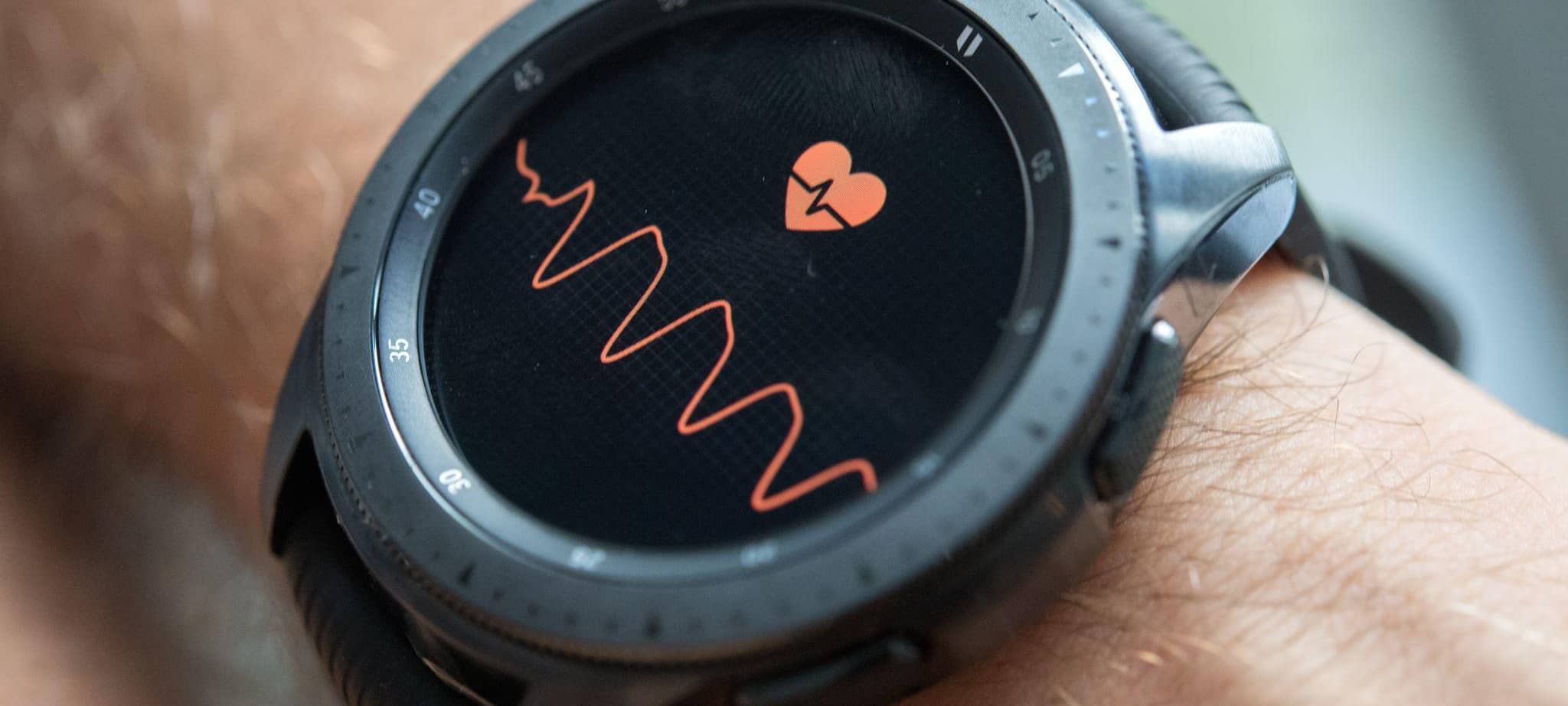 Eine Smartwatch misst die Herzfrequenz